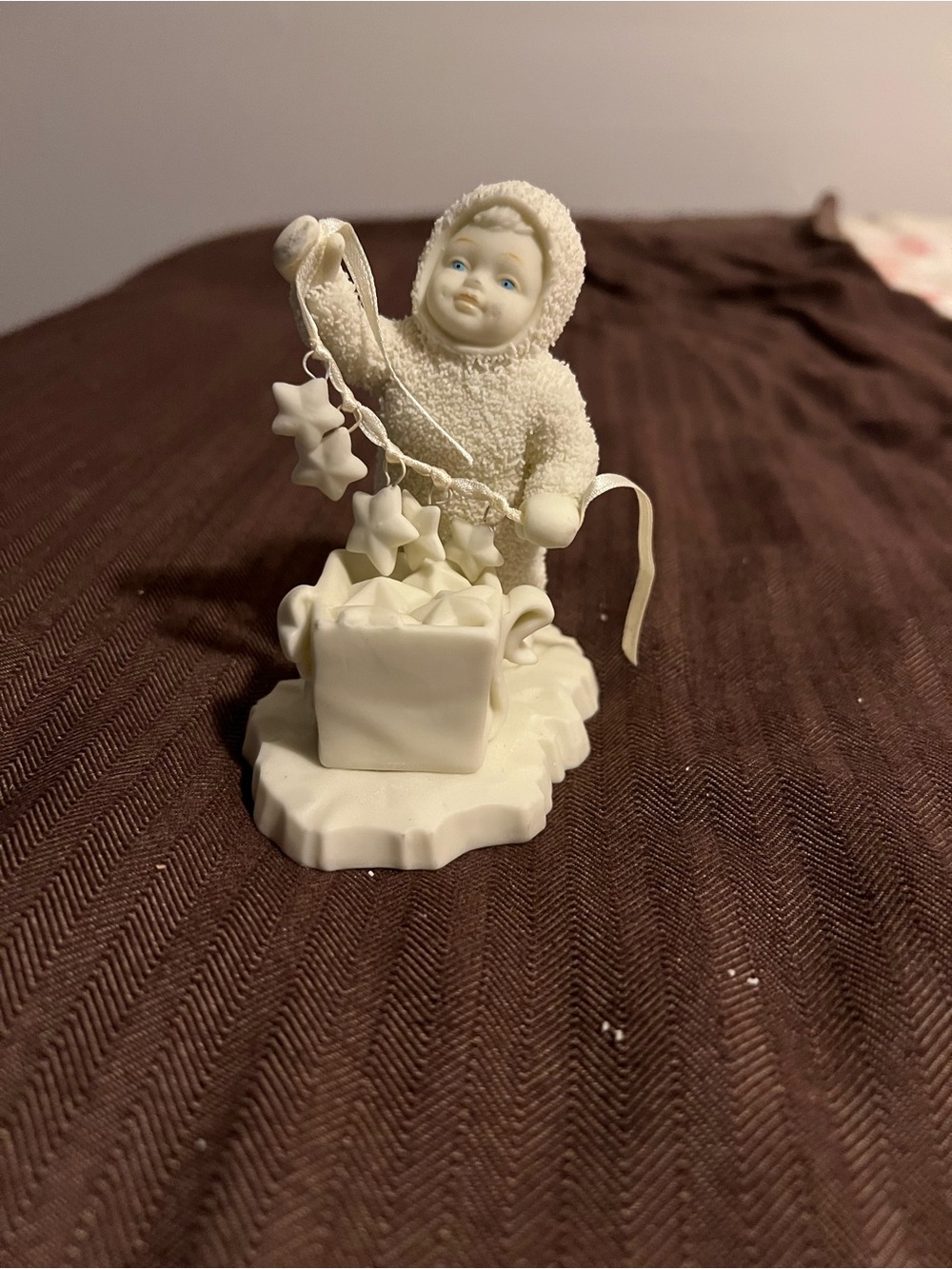 DEPT 56 SNOWBABIES "STRINGING FALLEN STARS" FIGURE